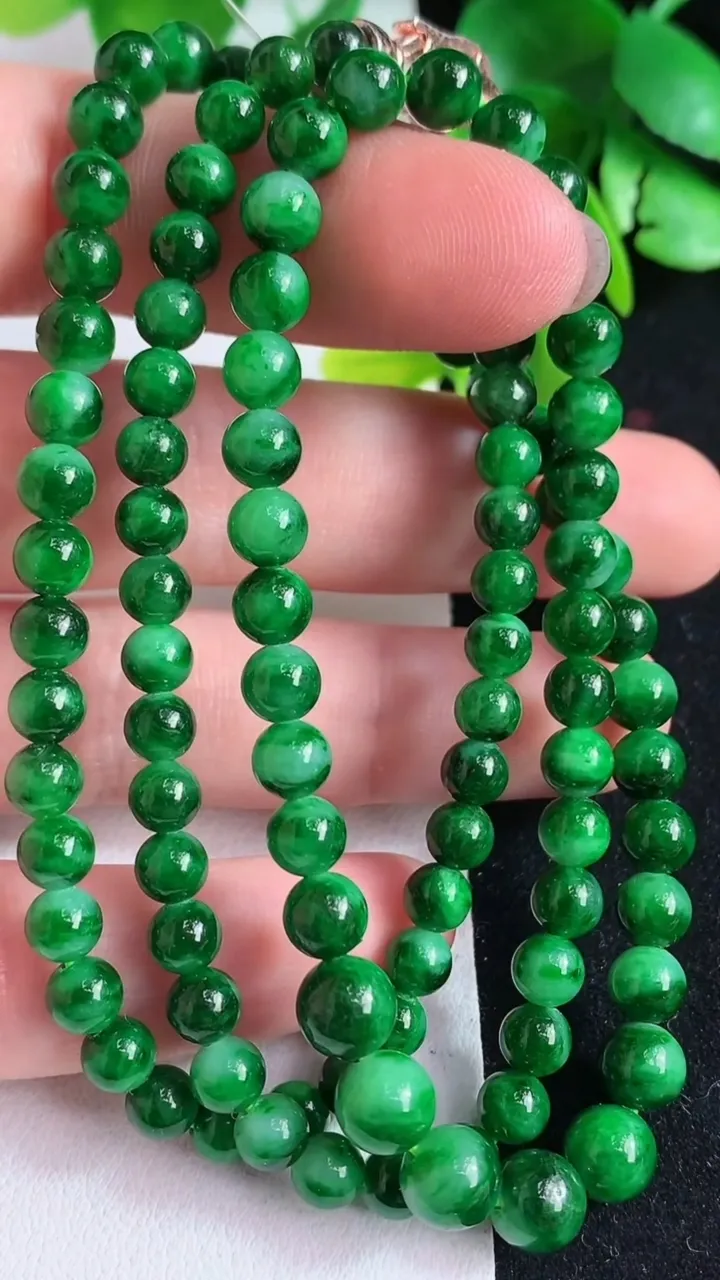 天然A货翡翠圆珠项链105颗，尺寸5，重量:28.89g
4月9日