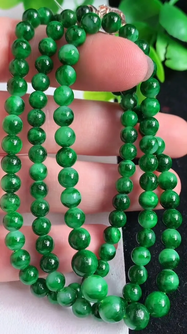 天然A货翡翠圆珠项链105颗，尺寸5，重量:28.89g
4月9日