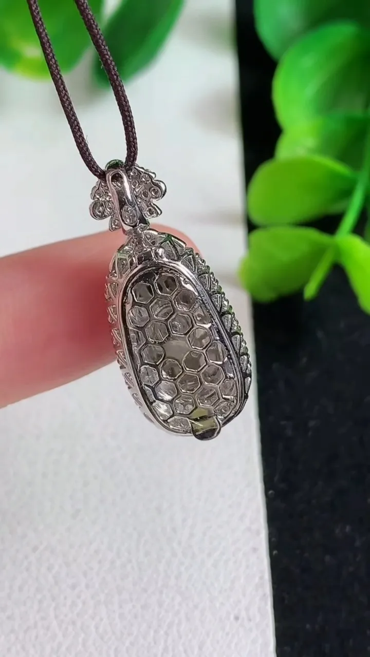 天然A货翡翠福豆吊坠，尺寸25.7-11-9，裸石15-7，重量:2.86g
4月9日