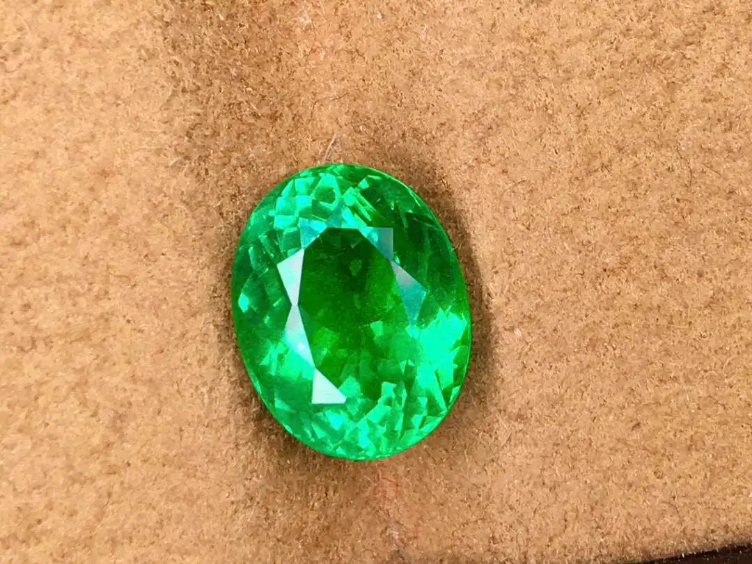 天然微油️️祖母绿裸石
重量: 2.83ct  规格: 10.09*7.98*5.92，精湛切工