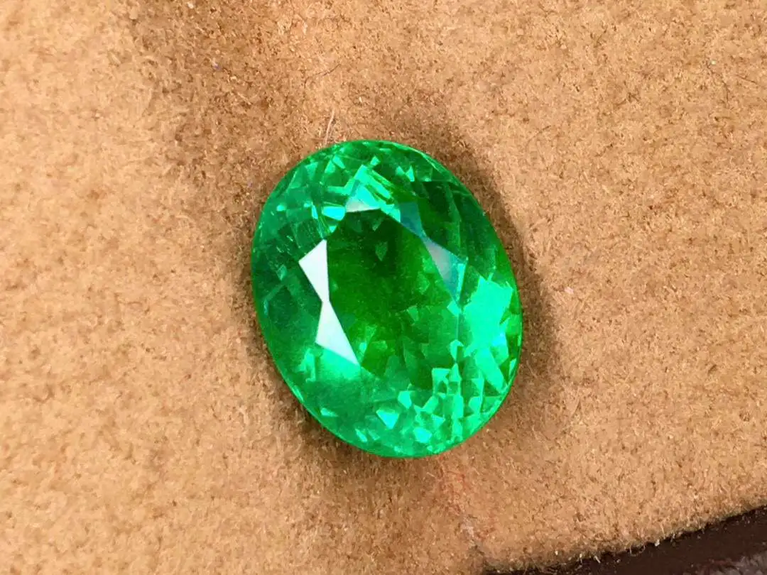 天然微油️️祖母绿裸石
重量: 2.83ct  规格: 10.09*7.98*5.92，精湛切工,满身火彩
台面大,