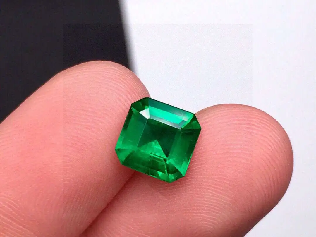 天然沃顿祖母绿裸石 重量: 1.65ct. 规格: 7.59*7.47*4.77 台面大