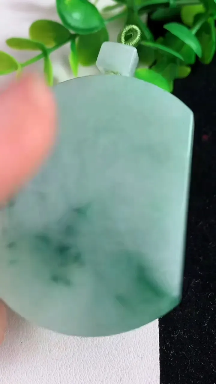 天然A货翡翠飘花无事牌吊坠，尺寸62.5-43.6-6，重量:45.27g
4月10日