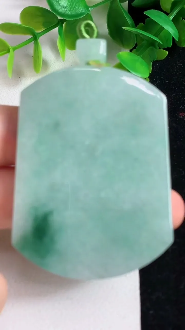 天然A货翡翠飘花无事牌吊坠，尺寸62.6-41.6-6，重量:42.02g
4月10日