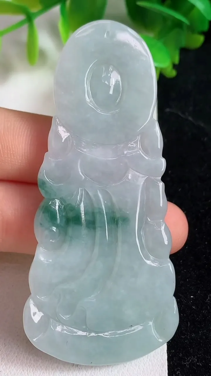 天然A货翡翠飘花观音菩萨吊坠，尺寸72.6-30.8-6，重量:25.64g
4月10日