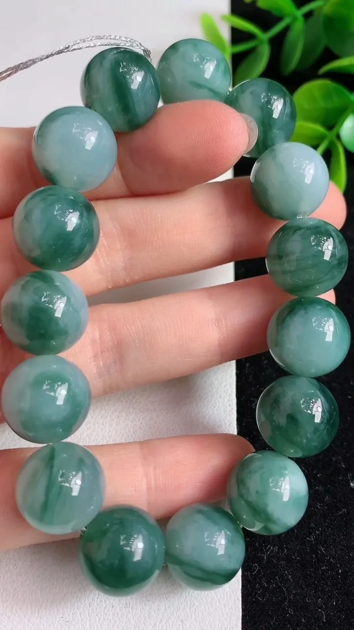 天然A货翡翠货飘花圆珠手串15颗，尺寸13.4，重量:63.48g4月10日
工厂直销收藏佳品,种好水足，色泽均匀，有种有色，上手高大气！