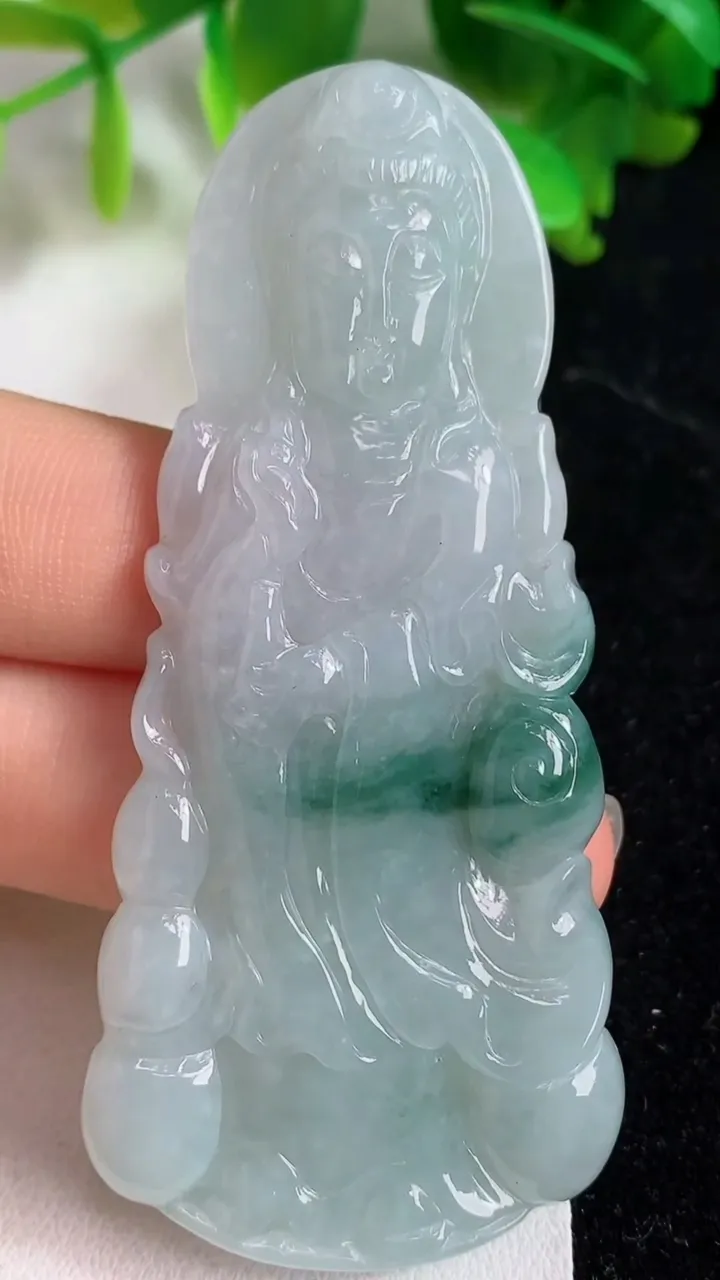 天然A货翡翠飘花观音菩萨吊坠，尺寸72.6-30.8-6，重量:25.64g
4月10日