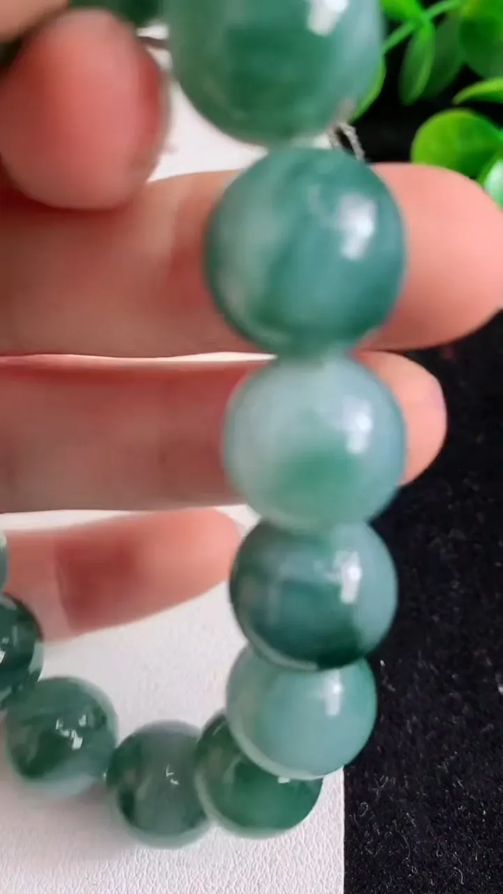 天然A货翡翠货飘花圆珠手串15颗，尺寸13.4，重量:63.48g4月10日
工厂直销收藏佳品,种好水足，色泽均匀，有种有色，上手高大气！