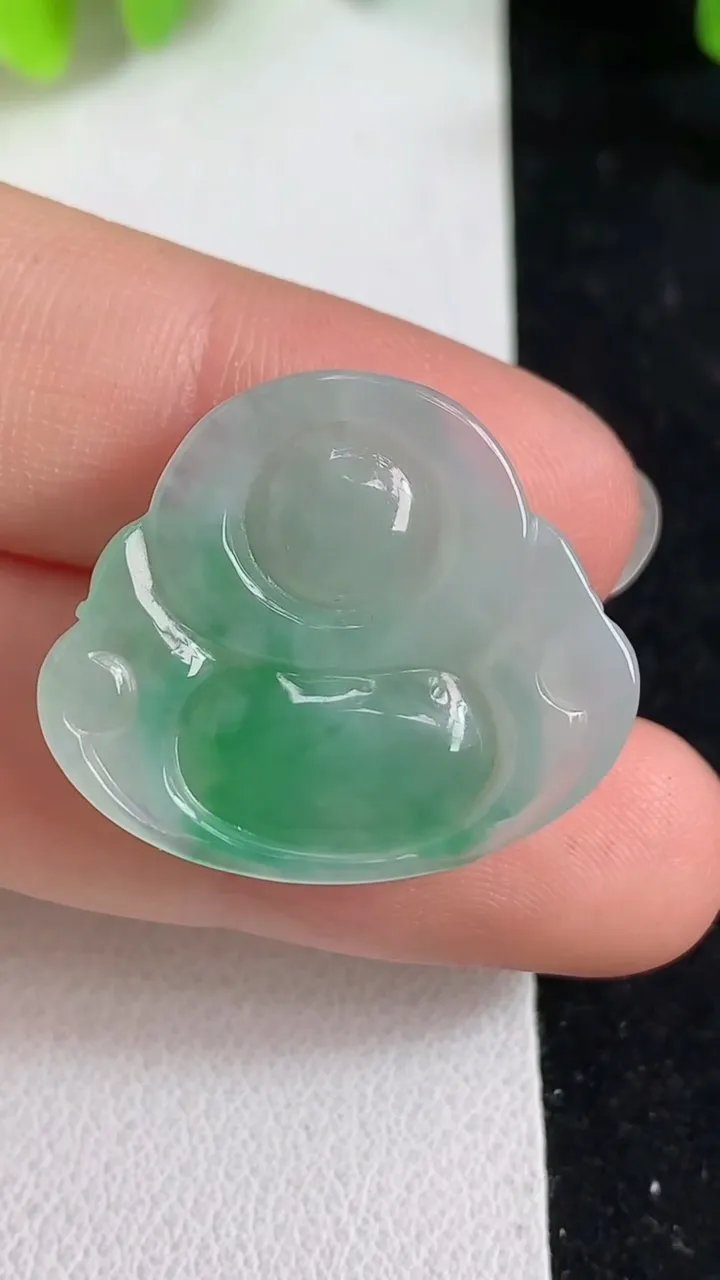 天然A货翡翠佛公吊坠，尺寸21.8-25.6-5.2，重量:4.50g
4月10日