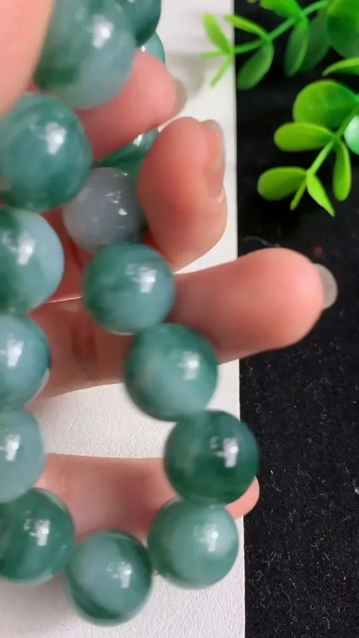天然A货翡翠货飘花圆珠手串15颗，尺寸13.4，重量:63.48g4月10日
工厂直销收藏佳品,种好水足，色泽均匀，有种有色，上手高大气！