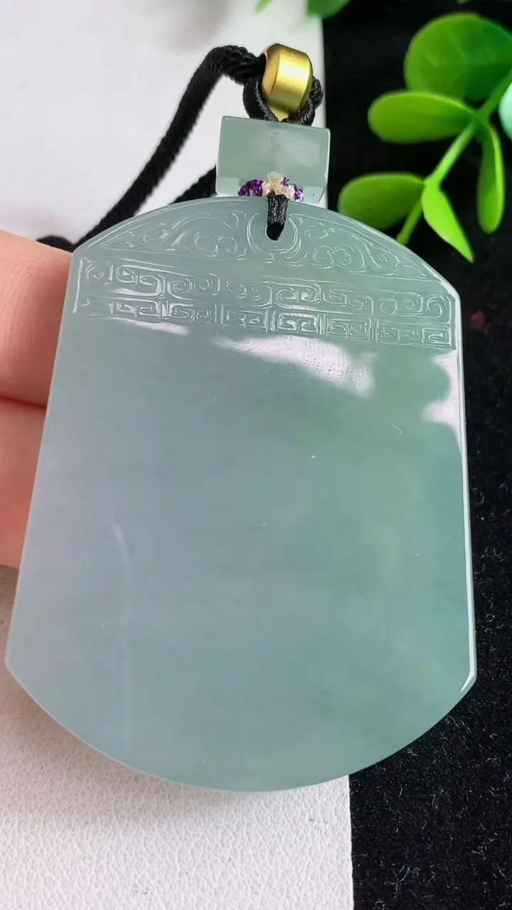 天然A货翡翠仿古无事牌吊坠，尺寸54.6-43-5.5，重量:42.05g
4月10日
