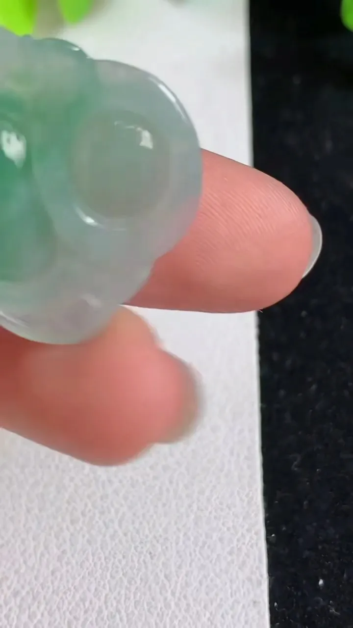 天然A货翡翠佛公吊坠，尺寸21.8-25.6-5.2，重量:4.50g
4月10日