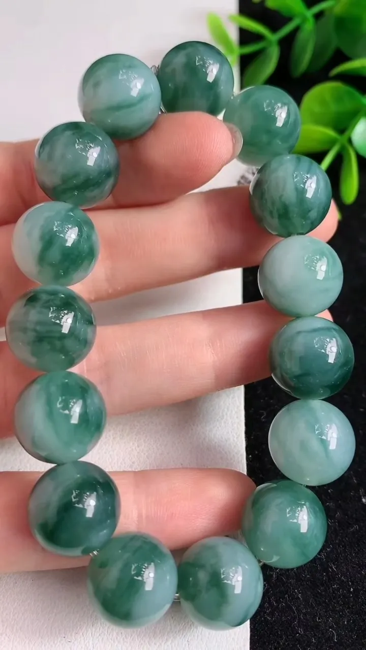 天然A货翡翠货飘花圆珠手串15颗，尺寸13.4，重量:63.48g4月10日
工厂直销收藏佳品,种好水足，色泽均匀，有种有色，上手高大气！