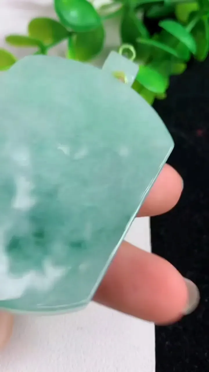 天然A货翡翠飘花无事牌吊坠，尺寸62.5-43.6-6，重量:45.27g
4月10日