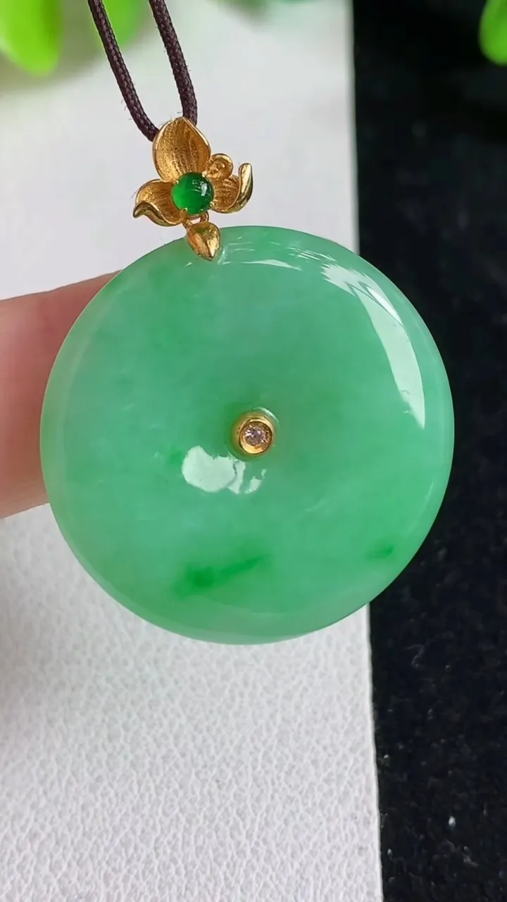 天然A货翡翠平安扣吊坠，尺寸26.2-4，重量:6.32g
4月10日