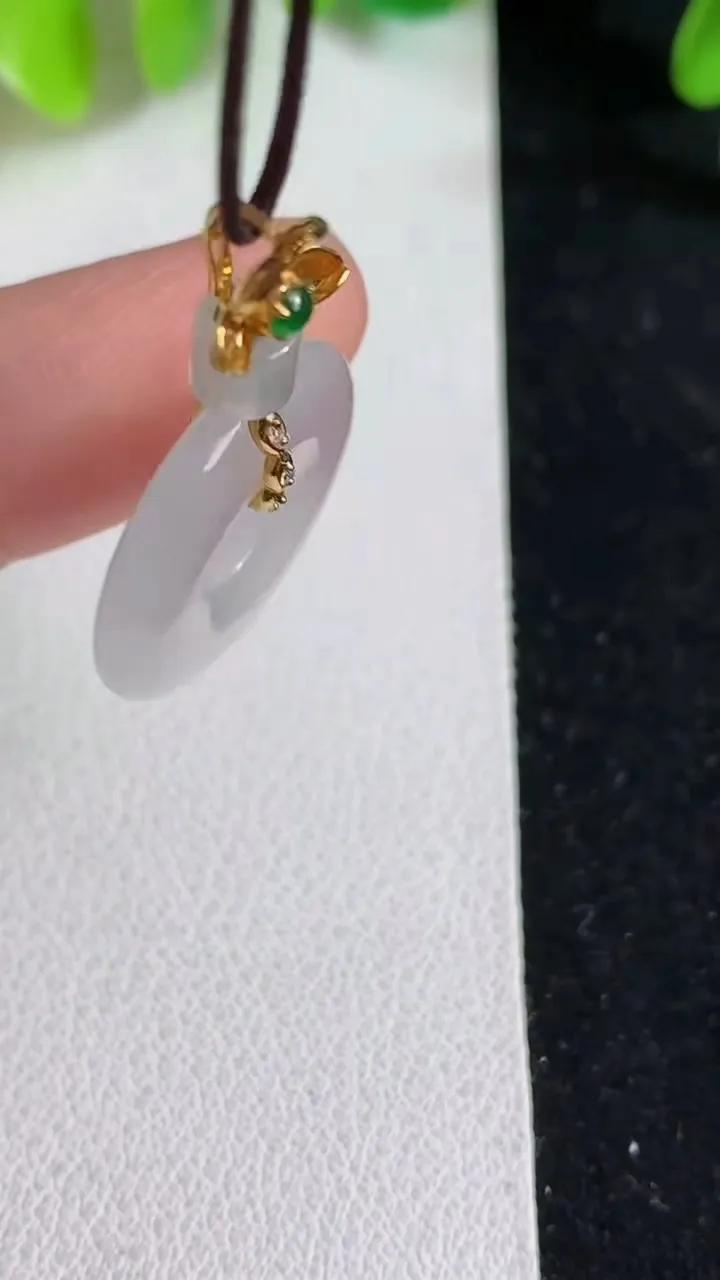 天然A货翡翠白冰平安环吊坠，尺寸19.3-3.6，重量:3.47g
4月10日