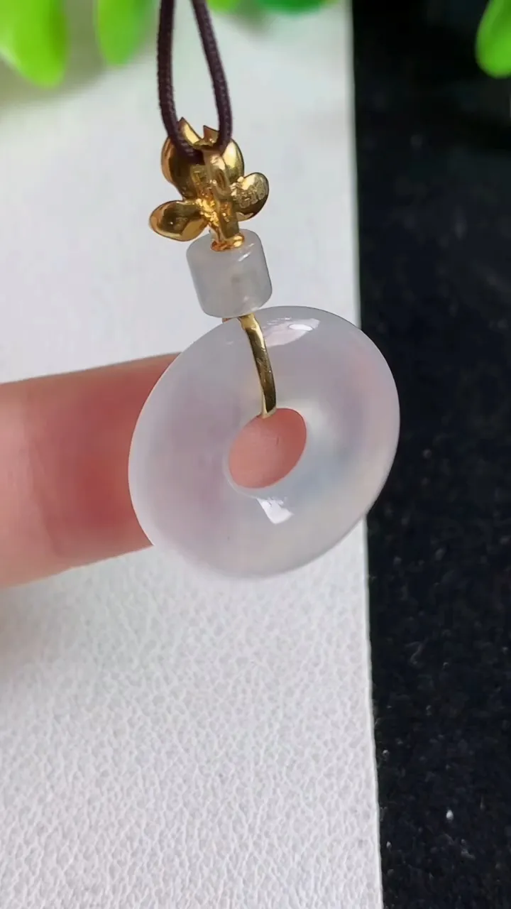 天然A货翡翠白冰平安环吊坠，尺寸19.3-3.6，重量:3.47g
4月10日