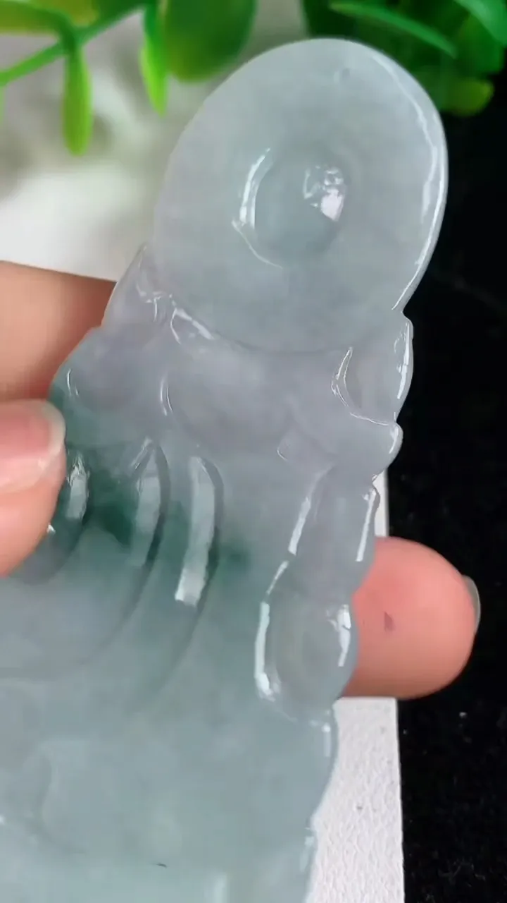 天然A货翡翠飘花观音菩萨吊坠，尺寸72.6-30.8-6，重量:25.64g
4月10日