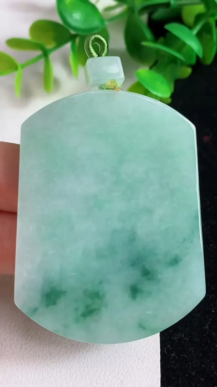 天然A货翡翠飘花无事牌吊坠，尺寸62.5-43.6-6，重量:45.27g
4月10日