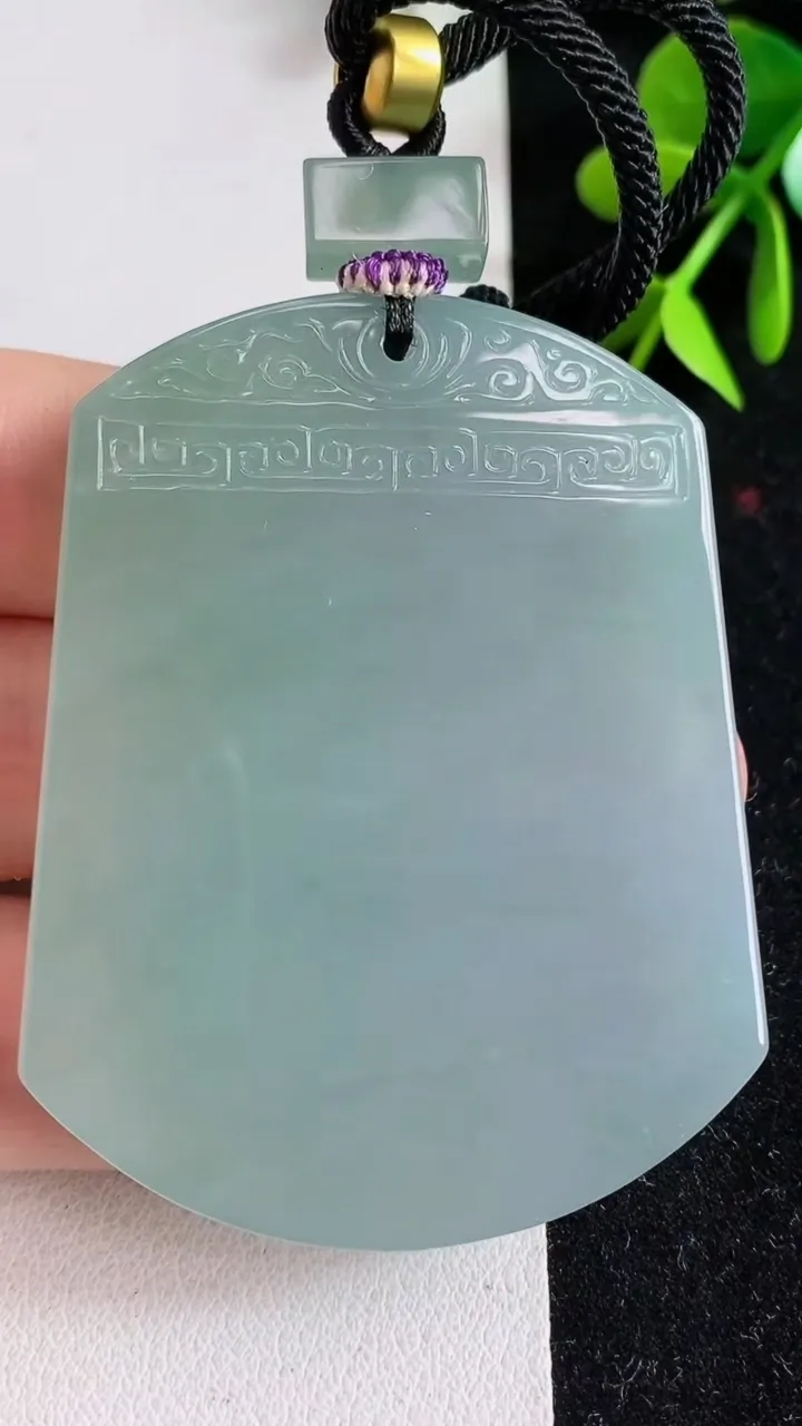 天然A货翡翠仿古无事牌吊坠，尺寸54.6-43-5.5，重量:42.05g
4月10日