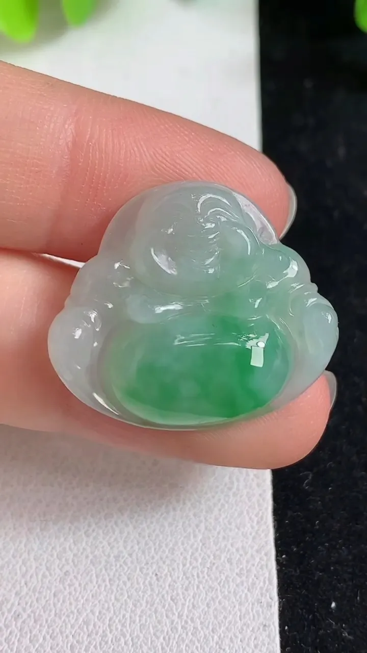 天然A货翡翠佛公吊坠，尺寸21.8-25.6-5.2，重量:4.50g
4月10日