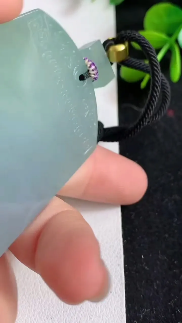 天然A货翡翠仿古无事牌吊坠，尺寸54.6-43-5.5，重量:42.05g
4月10日