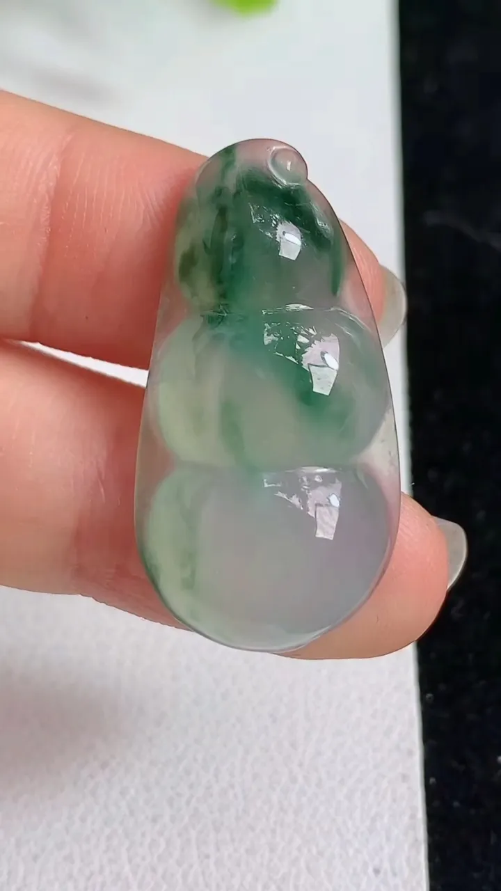天然A货翡翠飘花福豆吊坠，尺寸32.4-17-6，重量:5.44g
4月11日