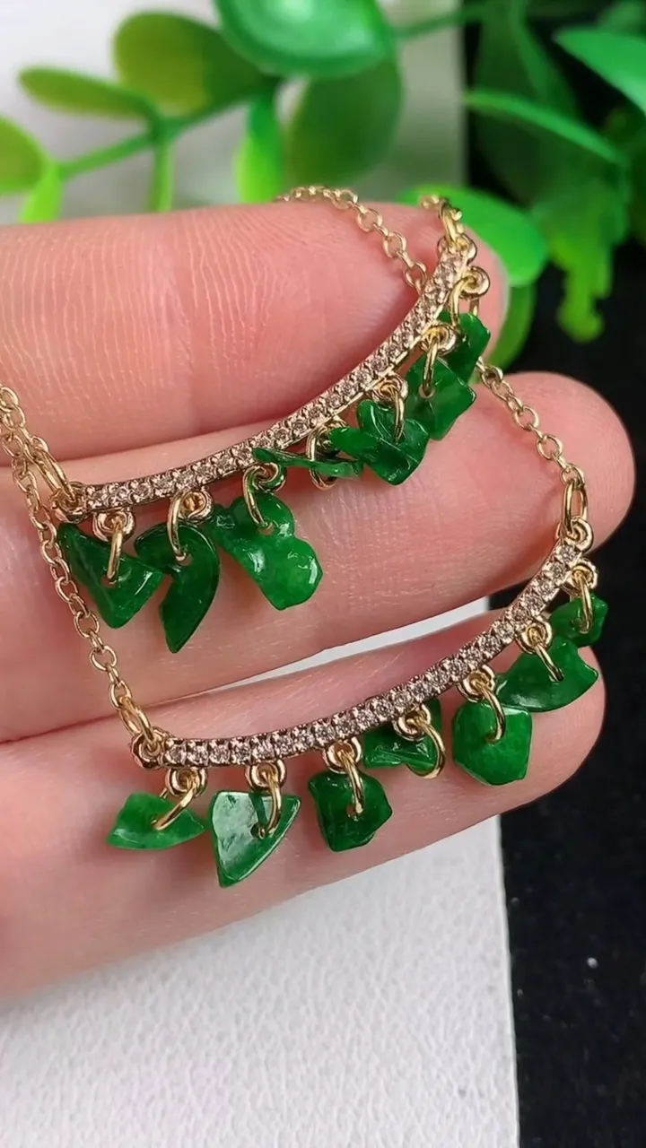 天然A货翡翠岁岁平安项链一对，尺寸5.3-5-0.8，重:2.91g4月11日
工厂直销收藏佳品,种好水足，色泽均匀，有种有色，上手高大气！