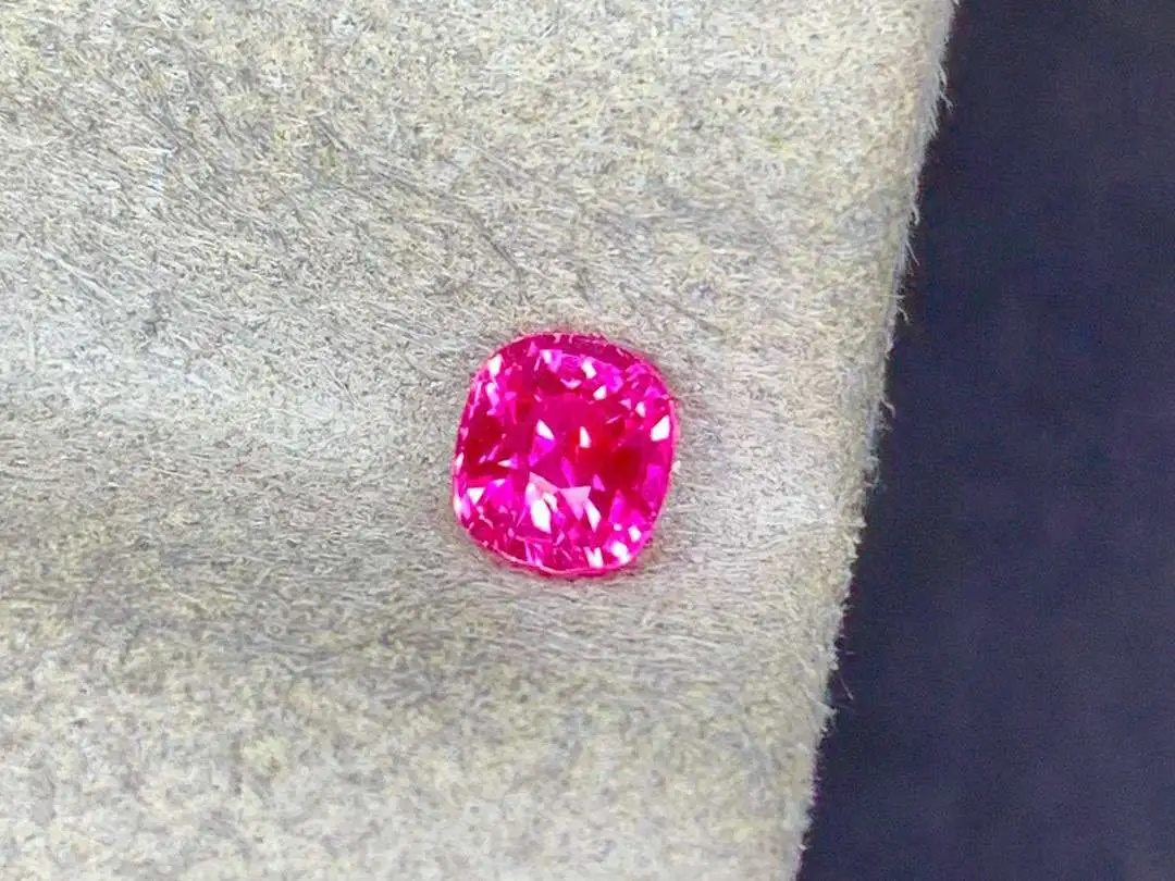 天然热粉蓝宝石裸石 重量: 0.64ct  规格: 4.8*4.2*3.5