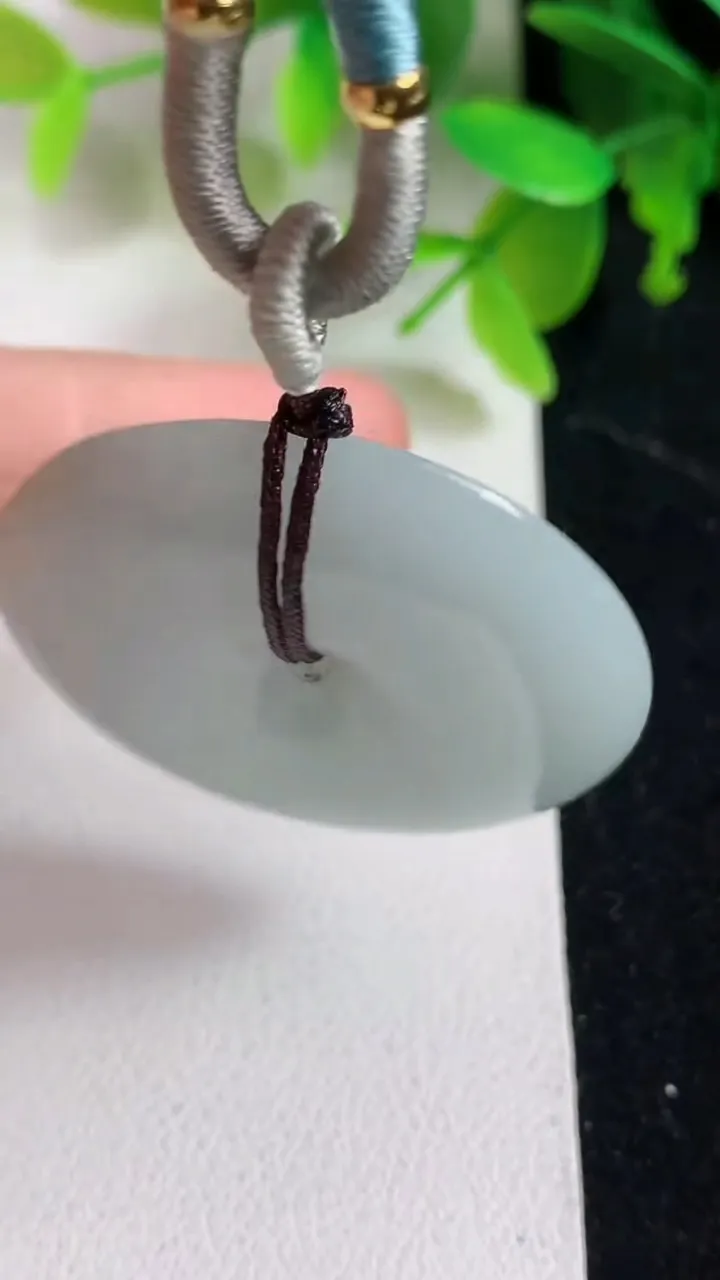 天然A货翡翠白冰平安扣吊坠，尺寸37.7-7.4，重:20.40g
4月11日