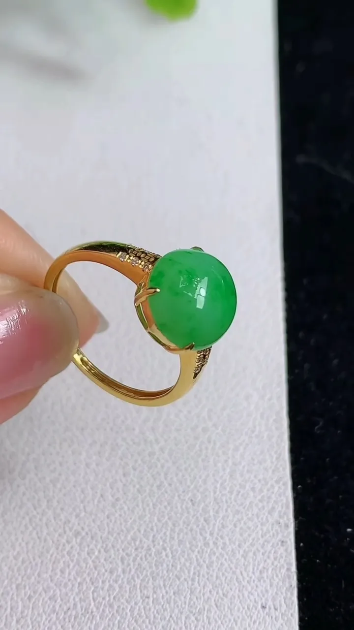 天然A货翡翠蛋面戒指，尺寸17-10.6-9.8，重量:2.40g2025年4月11日
工厂直销收藏佳品,种好水足，色泽均匀，有种有色，上手高大气！