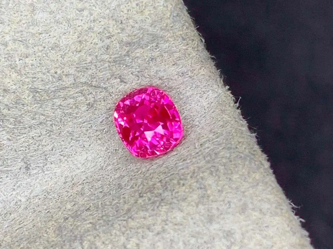 天然热粉蓝宝石裸石 重量: 0.64ct  规格: 4.8*4.2*3.5