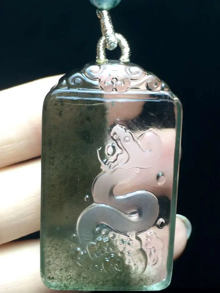 天然绿幽灵俏色生肖蛇吊坠，晶体通透，水头赞！绿幽灵聚宝盆，颜色墨绿，雕刻工艺精湛，佩戴可招财保平安助事业！尺寸：45，26，14mm，34克。