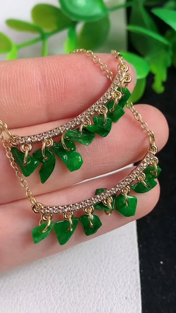 天然A货翡翠岁岁平安项链一对，尺寸5.3-5-0.8，重:2.91g4月11日
工厂直销收藏佳品,种好水足，色泽均匀，有种有色，上手高大气！