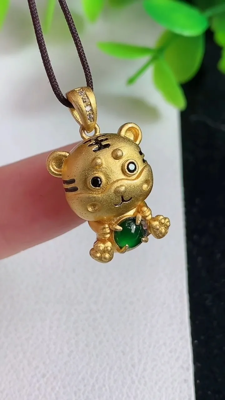 天然A货翡翠蛋面生肖虎吊坠，尺寸19-14-10.5，重:5.09g
4月11日