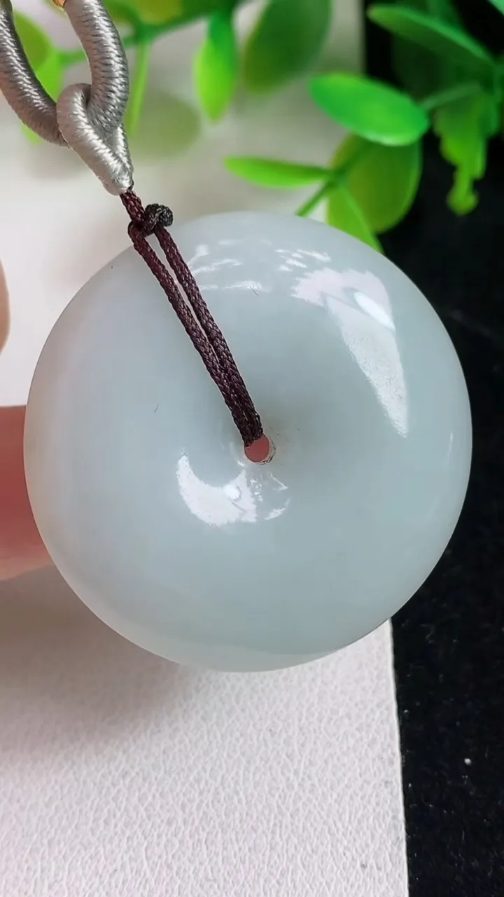 天然A货翡翠白冰平安扣吊坠，尺寸37.7-7.4，重:20.40g
4月11日