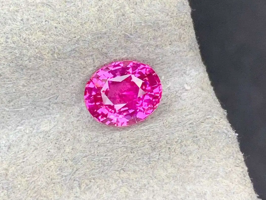 天然粉蓝宝石裸石 重量: 1.1ct  规格: 6.5*5.2*3.5