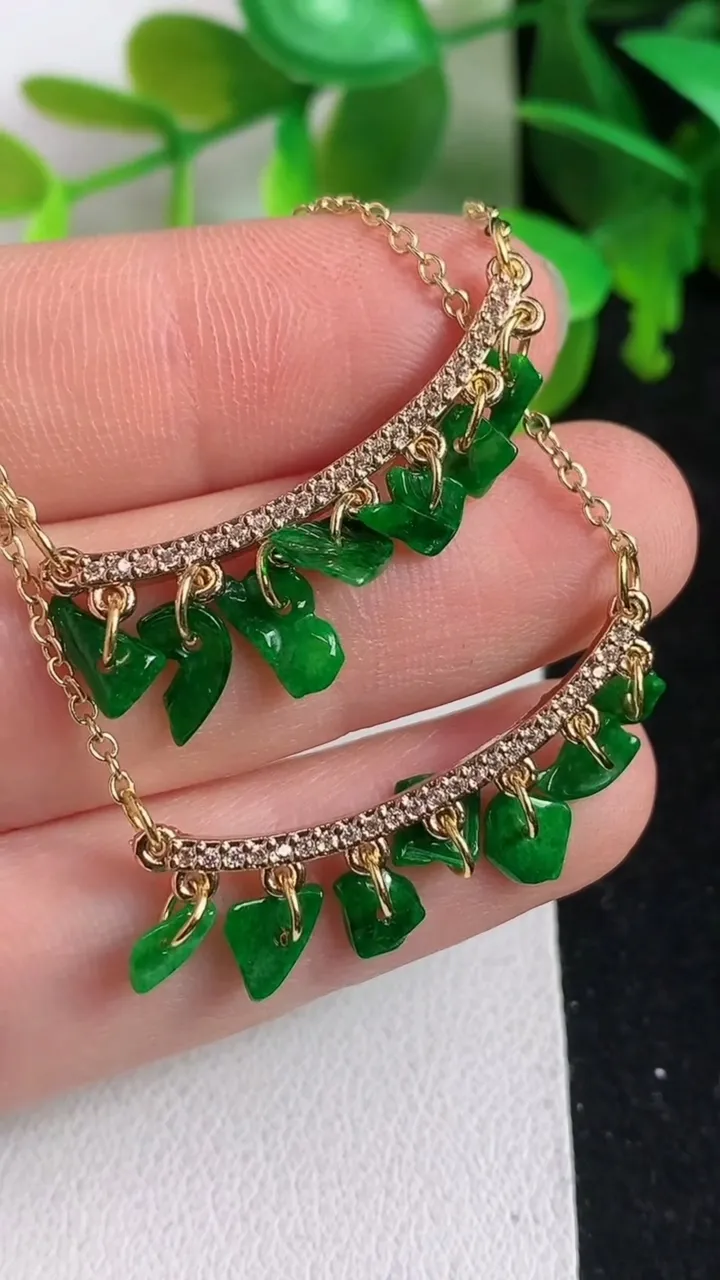 天然A货翡翠岁岁平安项链一对，尺寸5.3-5-0.8，重:2.91g4月11日
工厂直销收藏佳品,种好水足，色泽均匀，有种有色，上手高大气！