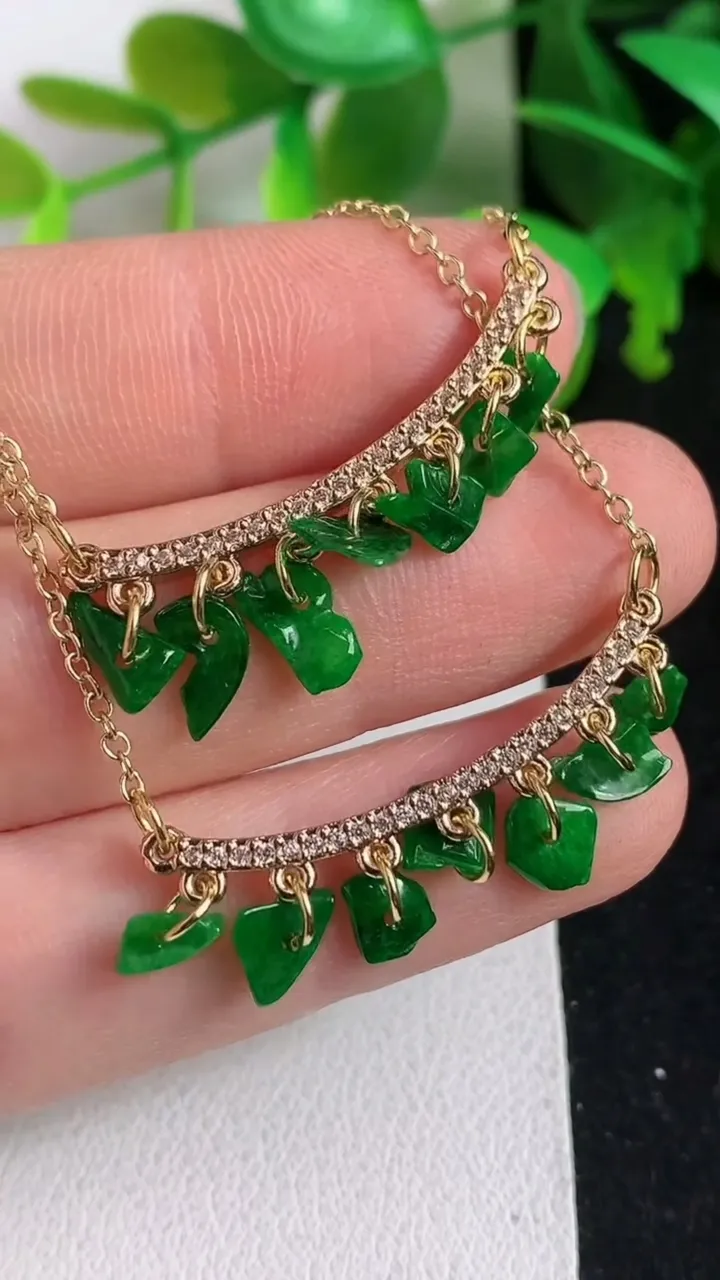 天然A货翡翠岁岁平安项链一对，尺寸5.3-5-0.8，重:2.91g4月11日
工厂直销收藏佳品,种好水足，色泽均匀，有种有色，上手高大气！