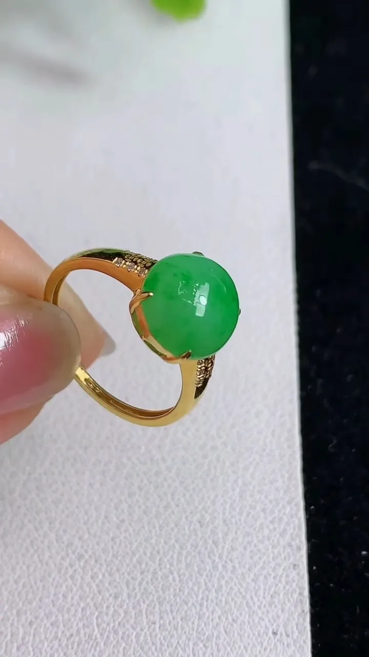 天然A货翡翠蛋面戒指，尺寸17-10.6-9.8，重量:2.40g2025年4月11日
工厂直销收藏佳品,种好水足，色泽均匀，有种有色，上手高大气！