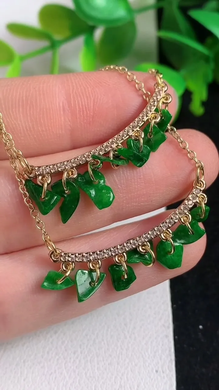 天然A货翡翠岁岁平安项链一对，尺寸5.3-5-0.8，重:2.91g4月11日
工厂直销收藏佳品,种好水足，色泽均匀，有种有色，上手高大气！