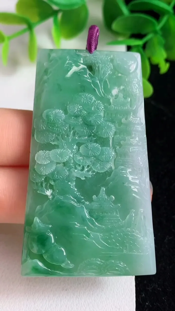 天然A货翡翠山水牌吊坠，尺寸59-34.6-6.3，重量:30.20g
4月11日