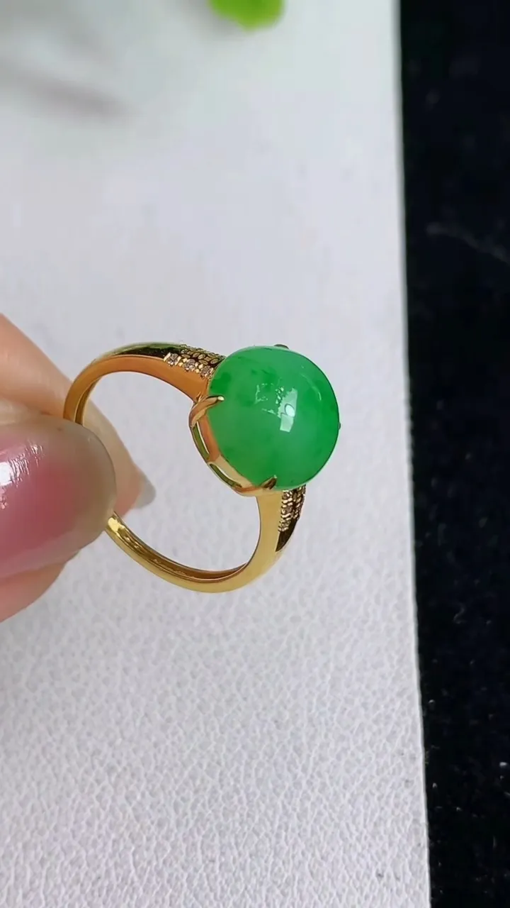 天然A货翡翠蛋面戒指，尺寸17-10.6-9.8，重量:2.40g2025年4月11日
工厂直销收藏佳品,种好水足，色泽均匀，有种有色，上手高大气！