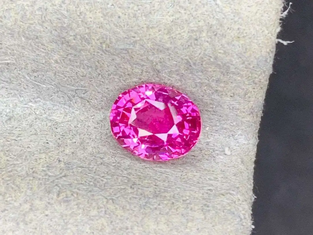 天然粉蓝宝石裸石 重量: 1.1ct  规格: 6.5*5.2*3.5