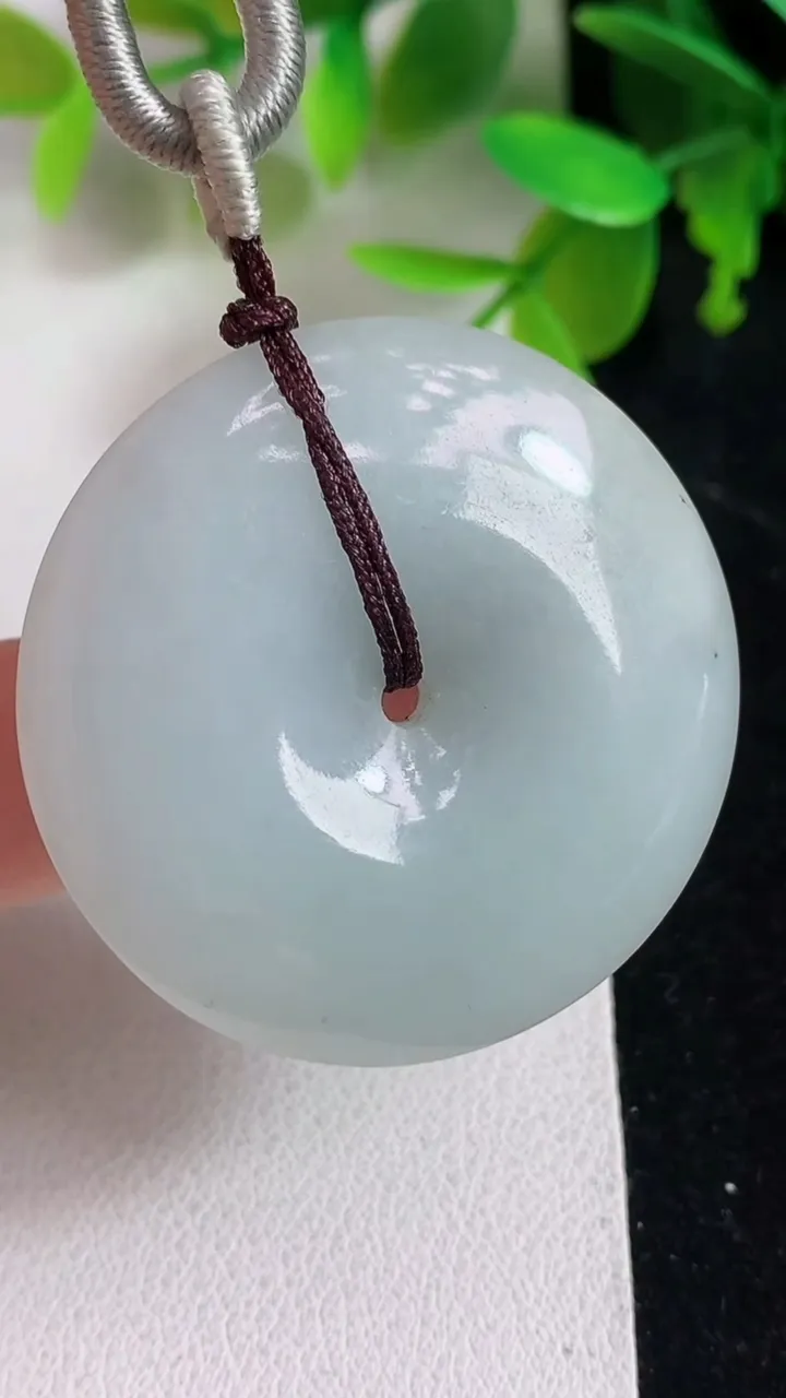 天然A货翡翠白冰平安扣吊坠，尺寸37.7-7.4，重:20.40g
4月11日