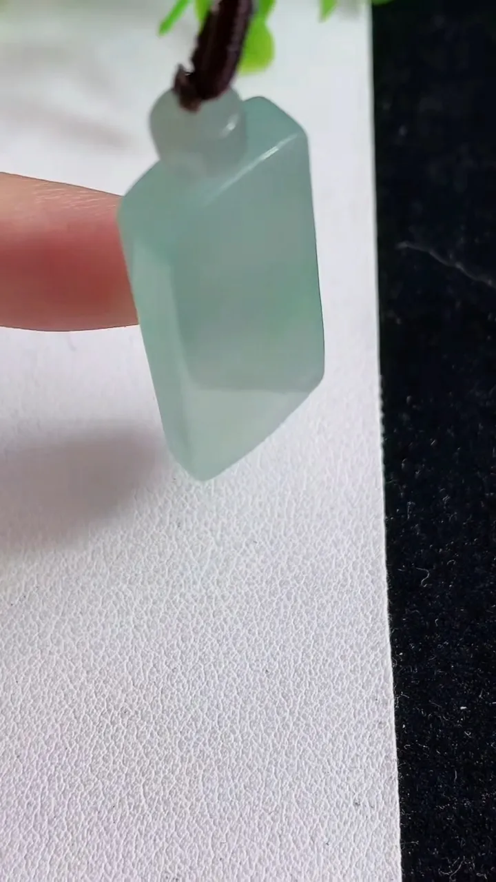 天然A货翡翠无事牌吊坠，尺寸39.4-16.8-5.7，重量:12.22g
4月11日