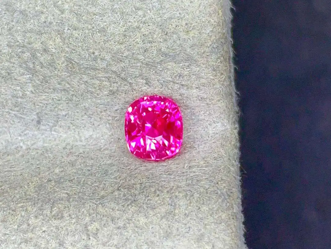 天然热粉蓝宝石裸石 重量: 0.64ct  规格: 4.8*4.2*3.5