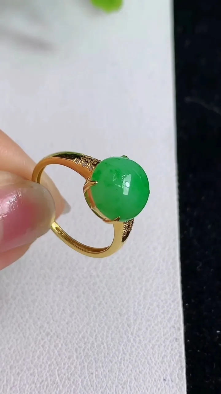 天然A货翡翠蛋面戒指，尺寸17-10.6-9.8，重量:2.40g2025年4月11日
工厂直销收藏佳品,种好水足，色泽均匀，有种有色，上手高大气！