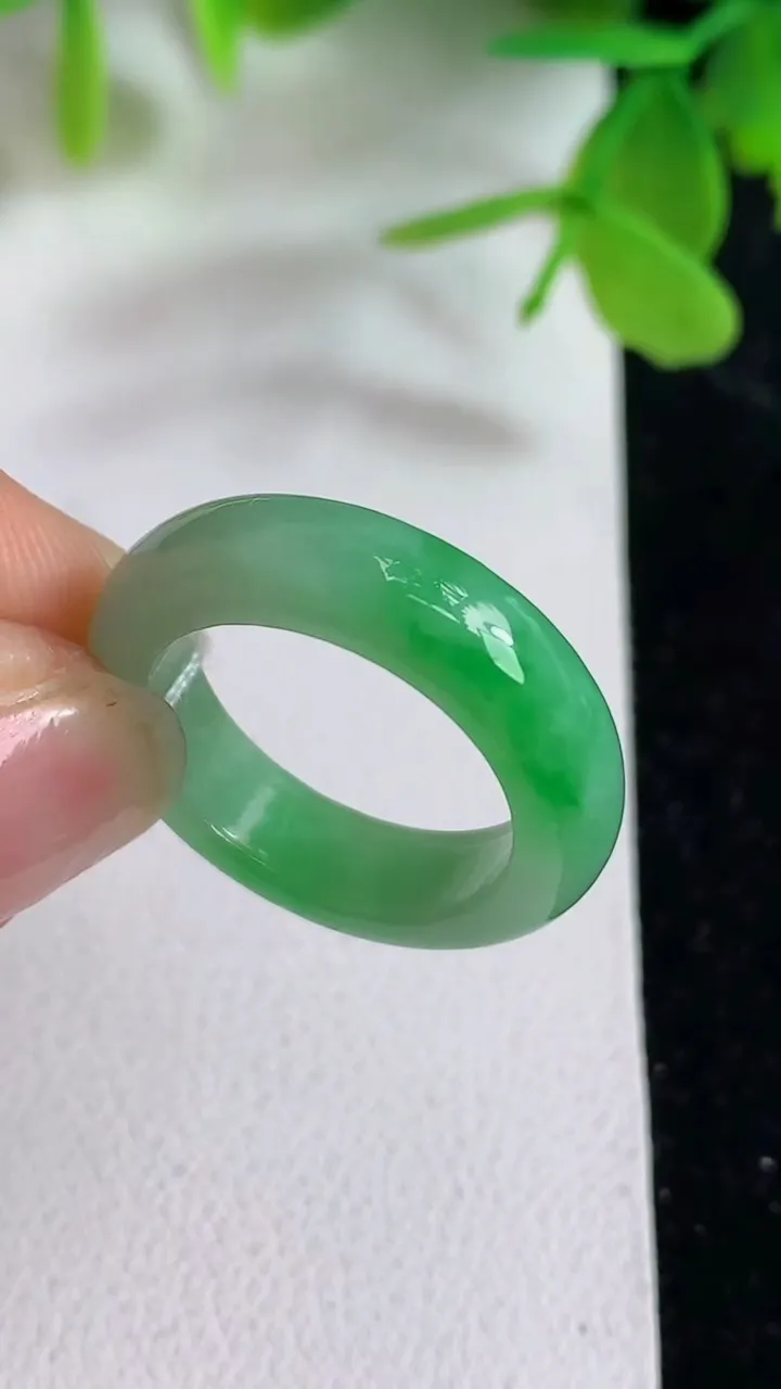 天然A货翡翠指环戒指，尺寸16.8-5.4-3.4，重量:3.95g2025年4月11日
工厂直销收藏佳品,种好水足，色泽均匀，有种有色，上手高大气！