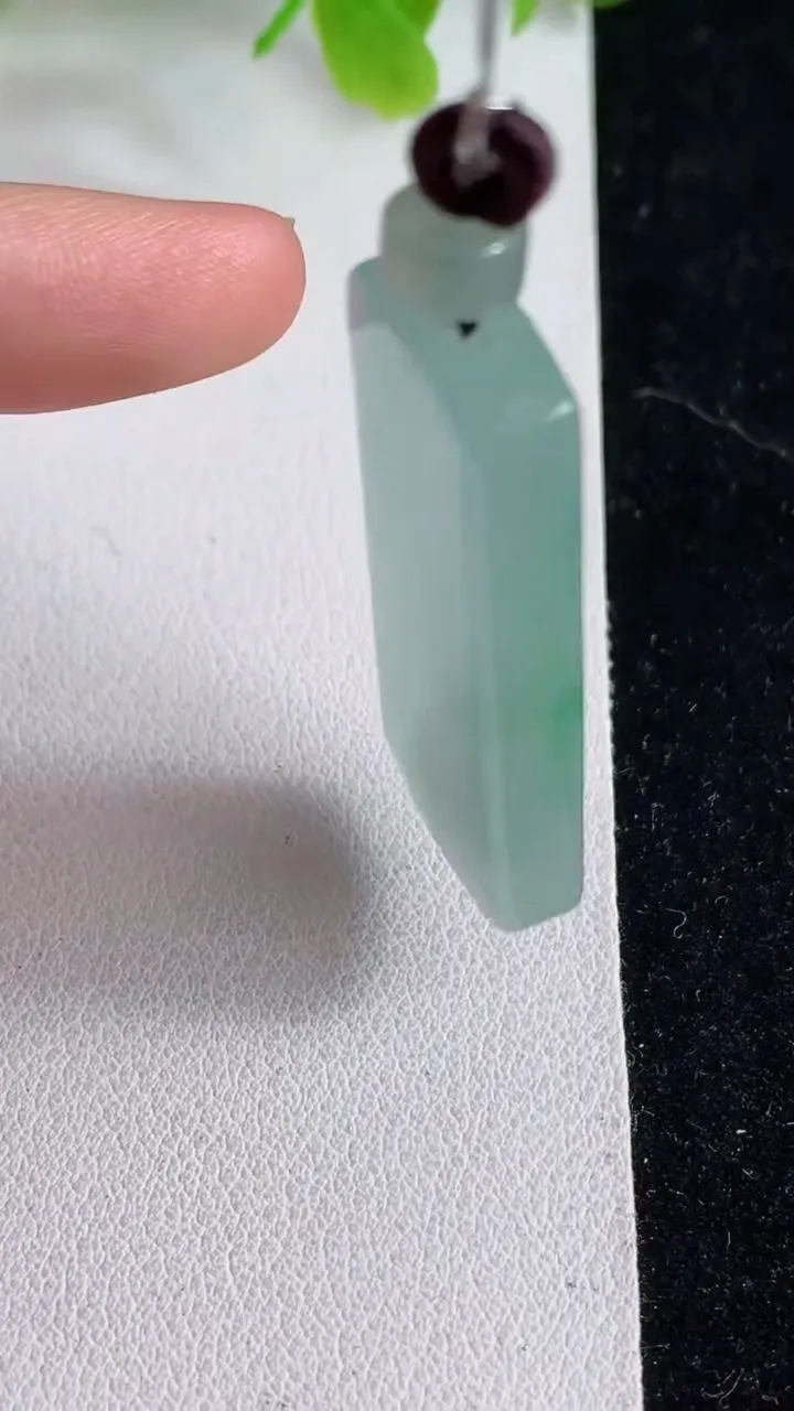 天然A货翡翠无事牌吊坠，尺寸39.4-16.8-5.7，重量:12.22g
4月11日